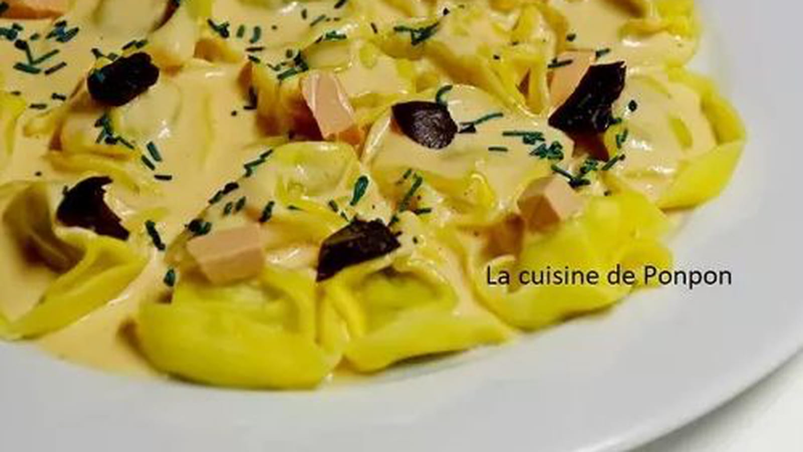 Tortelloni à la mousse de foie de canard, ail noir et spiruline