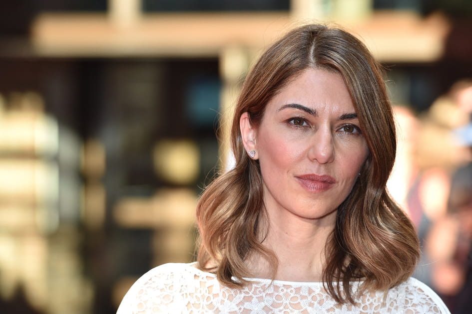 Sofia Coppola, magn&eacute;tique avec ses pointes boucl&eacute;es vers l'ext&eacute;rieur