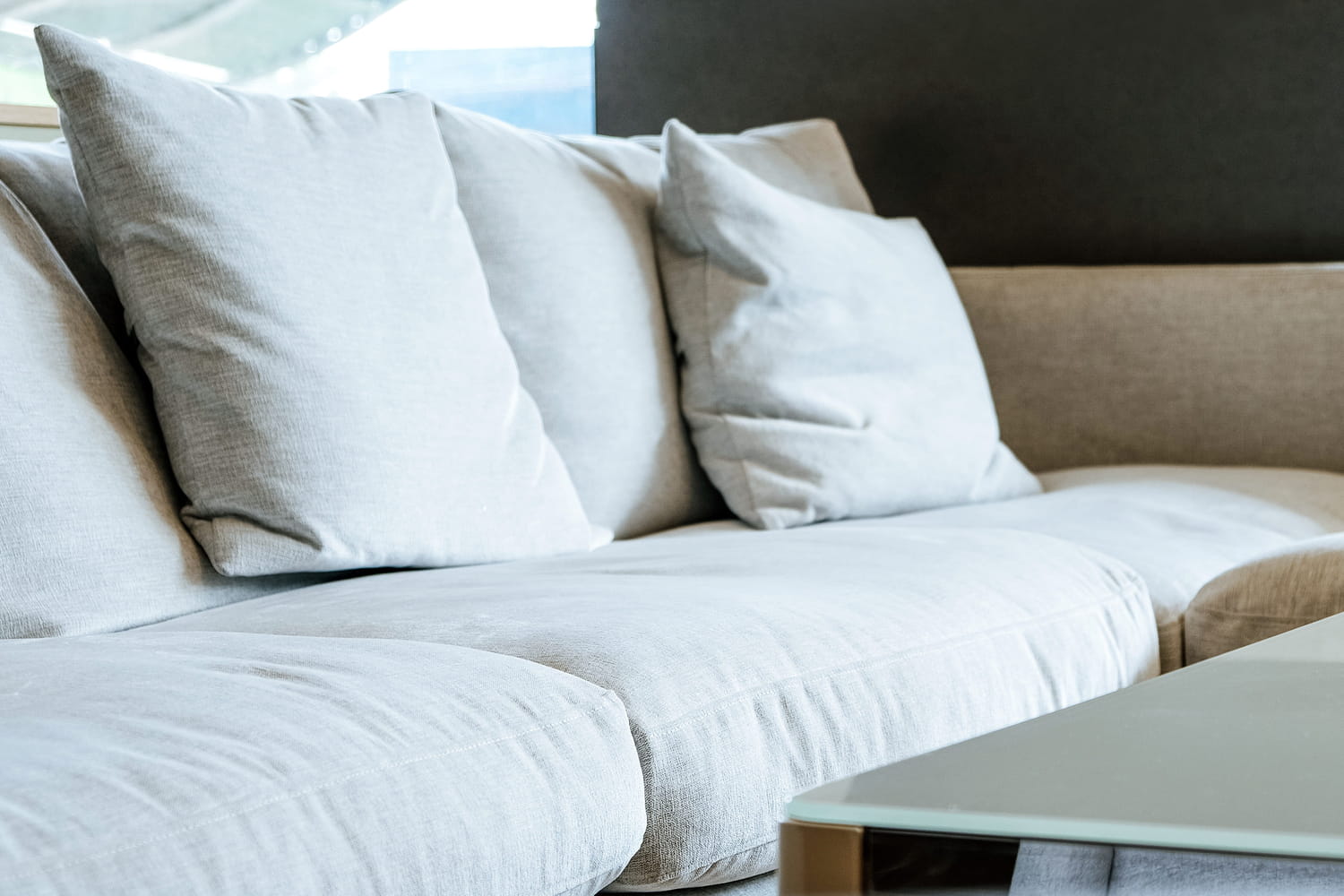 it protects the sofa from wear it protects the sofa from wear