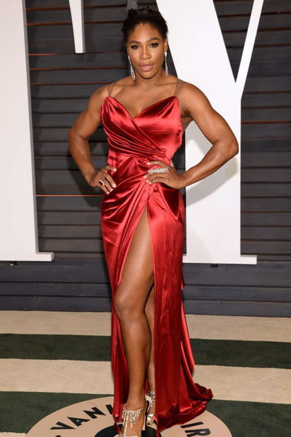 Serena Williams en robe rouge fluide fendue