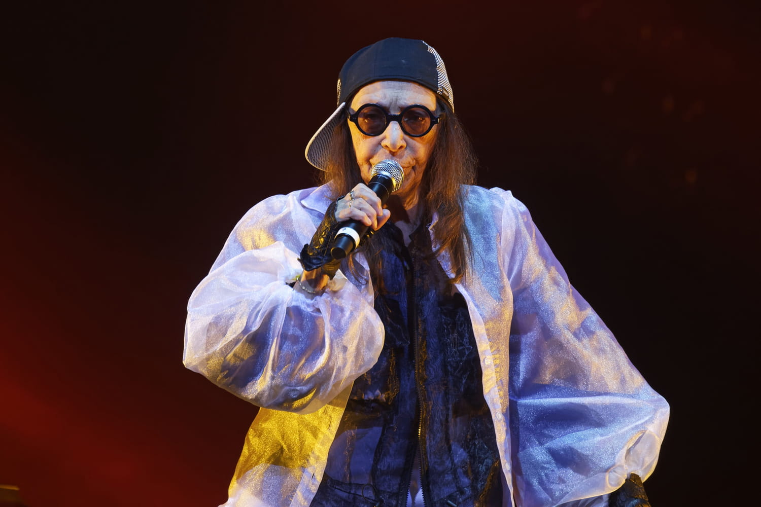 “Many believe it crazy but …”, a famous singer defends it