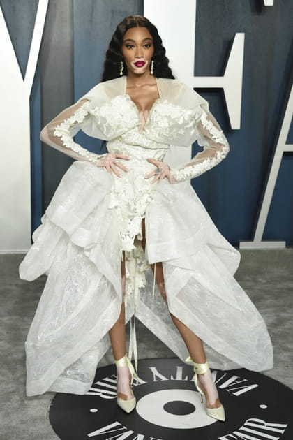 Winnie Harlow en robe blanche à volants