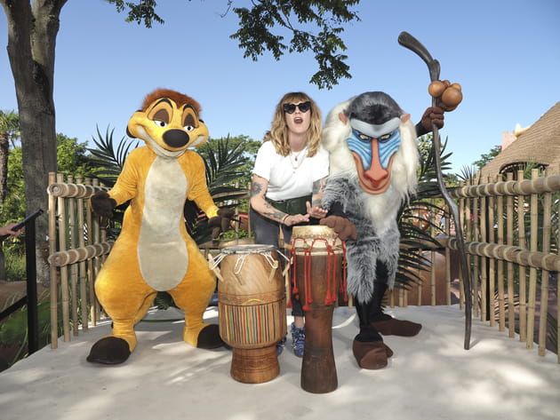 Daphn&eacute; B&uuml;rki met l'ambiance &agrave; Disneyland Paris