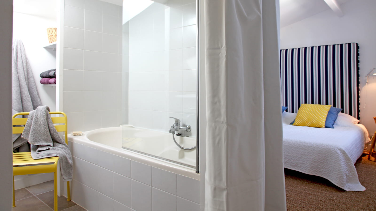 Salle de bains blanche et jaune 