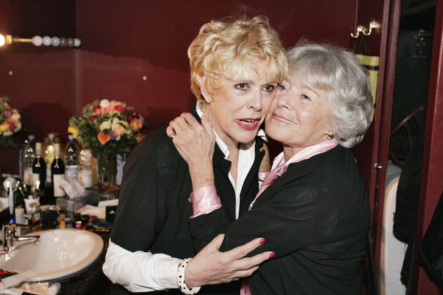 Claude Sarraute posait avec Sylvie Joly, en 2005