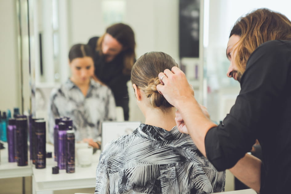 Ramener la tresse en chignon