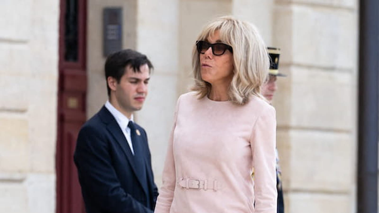 Brigitte Macron célèbre l'été avec chic dans une robe rose pastel, Monica Bellucci reste fidèle à son intemporelle robe noire