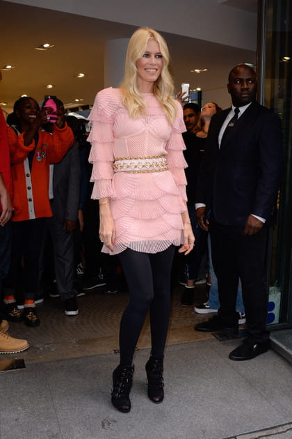 Claudia Schiffer en robe rose bonbon