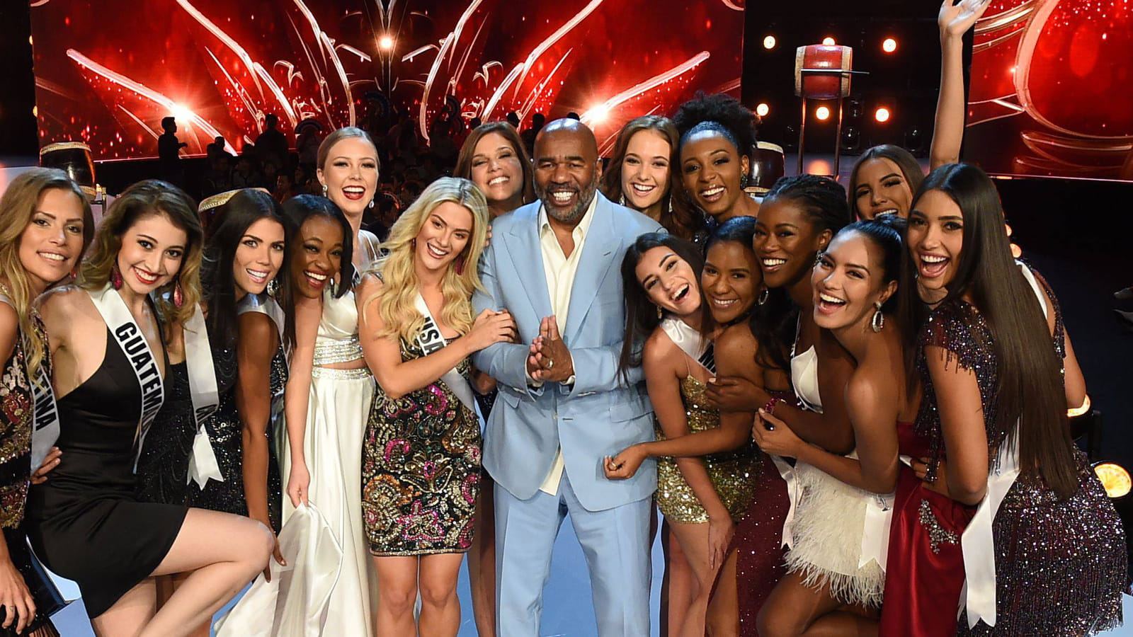 L'animateur Steve Harvey, bien entouré