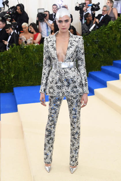 Cara Delevingne&nbsp;en tailleur brod&eacute; Chanel