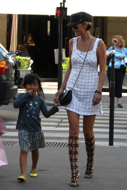 Læticia Hallyday en mini robe à carreaux