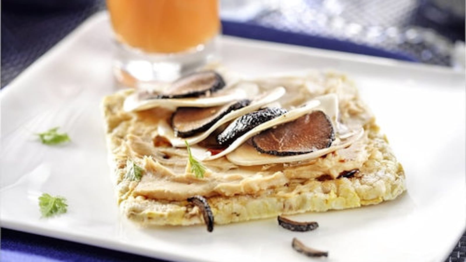 Galette maïs et terrine forestière aux champignons de Paris et truffe fraîche