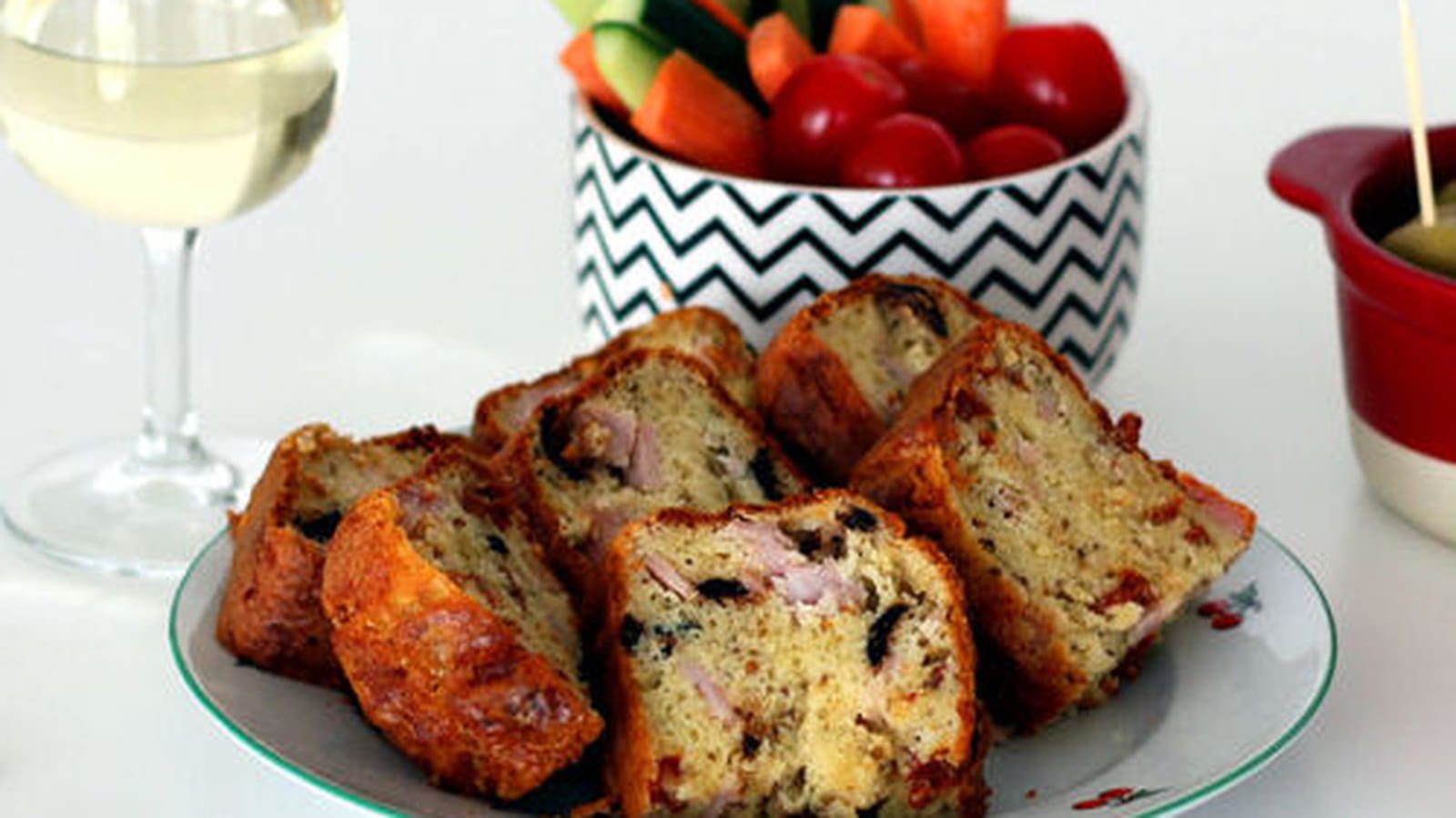 Cake rôti de porc, tomates séchées et olives noires