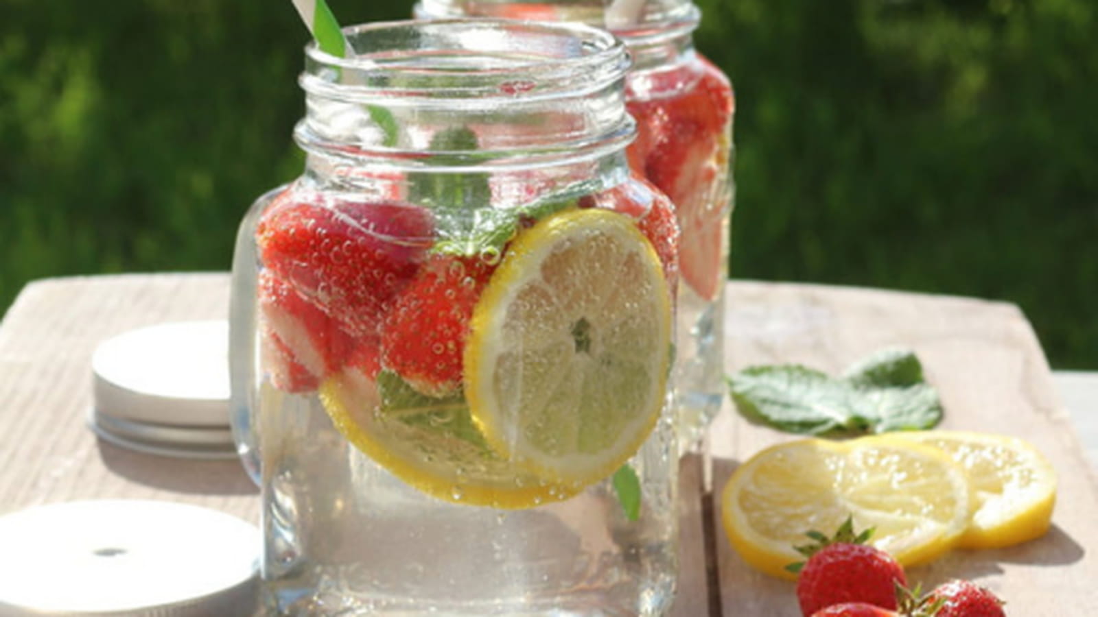 Detox water aux fraises, citron et menthe