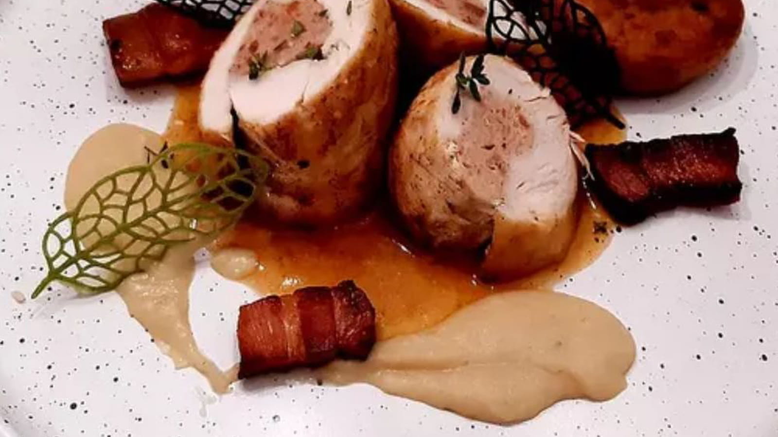 Ballottine de poulet aux lardons, mousseline de coco