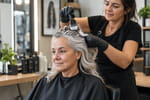 Passer aux cheveux blancs en douceur : les coiffeurs misent sur cette méthode naturelle pour éviter l'effet racine