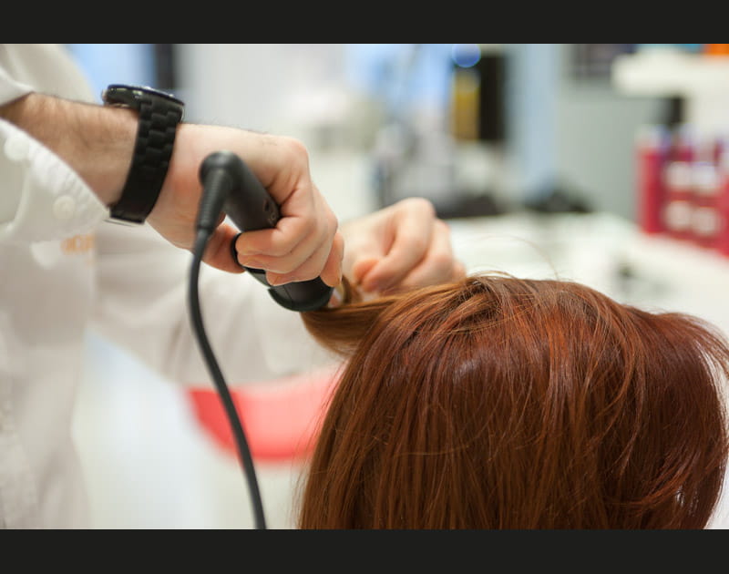 Coiffage au fer &agrave; boucler