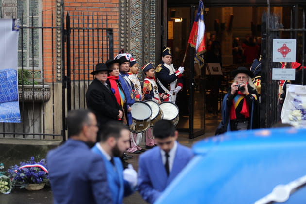Le corbillard bleu-roi arrive devant l'&eacute;glise Saint-Jean de Montmartre