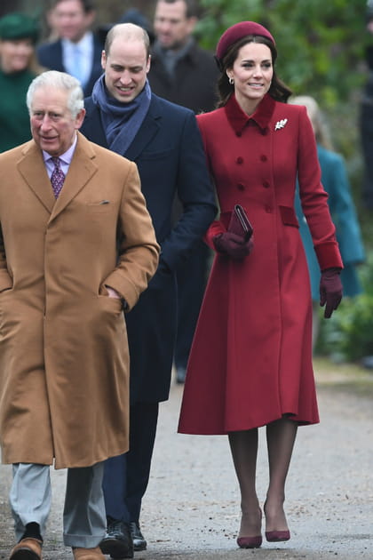 Kate Middleton en long manteau boutonn&eacute; bordeaux Catherine Walker et minaudi&egrave;re Mulberry