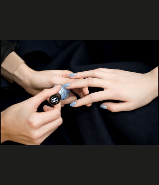 Bleu jusqu'au bout des ongles