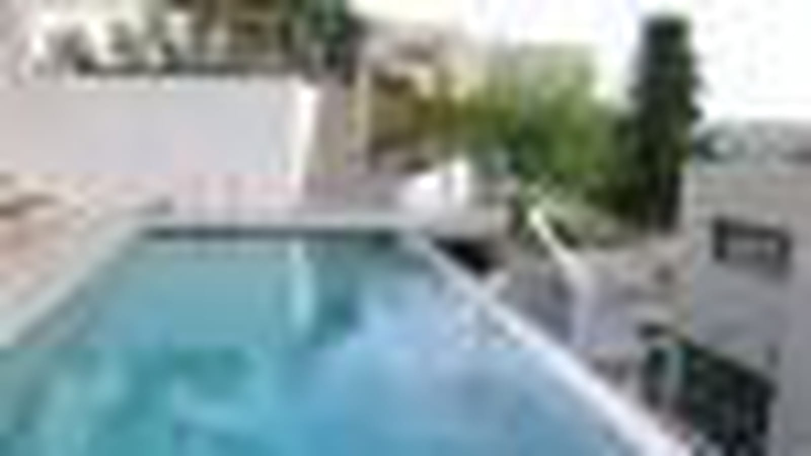 Piscine à débordement