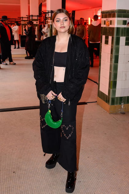 Louane en bomber oversize et pantalon &agrave; c&oelig;urs en &oelig;illets clout&eacute;s&nbsp;au d&eacute;fil&eacute; Victoria/Tomas