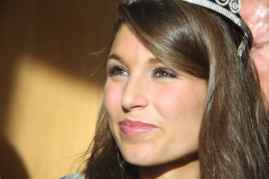 Laury Thilleman, resplendissante avec son regard p&eacute;tillant
