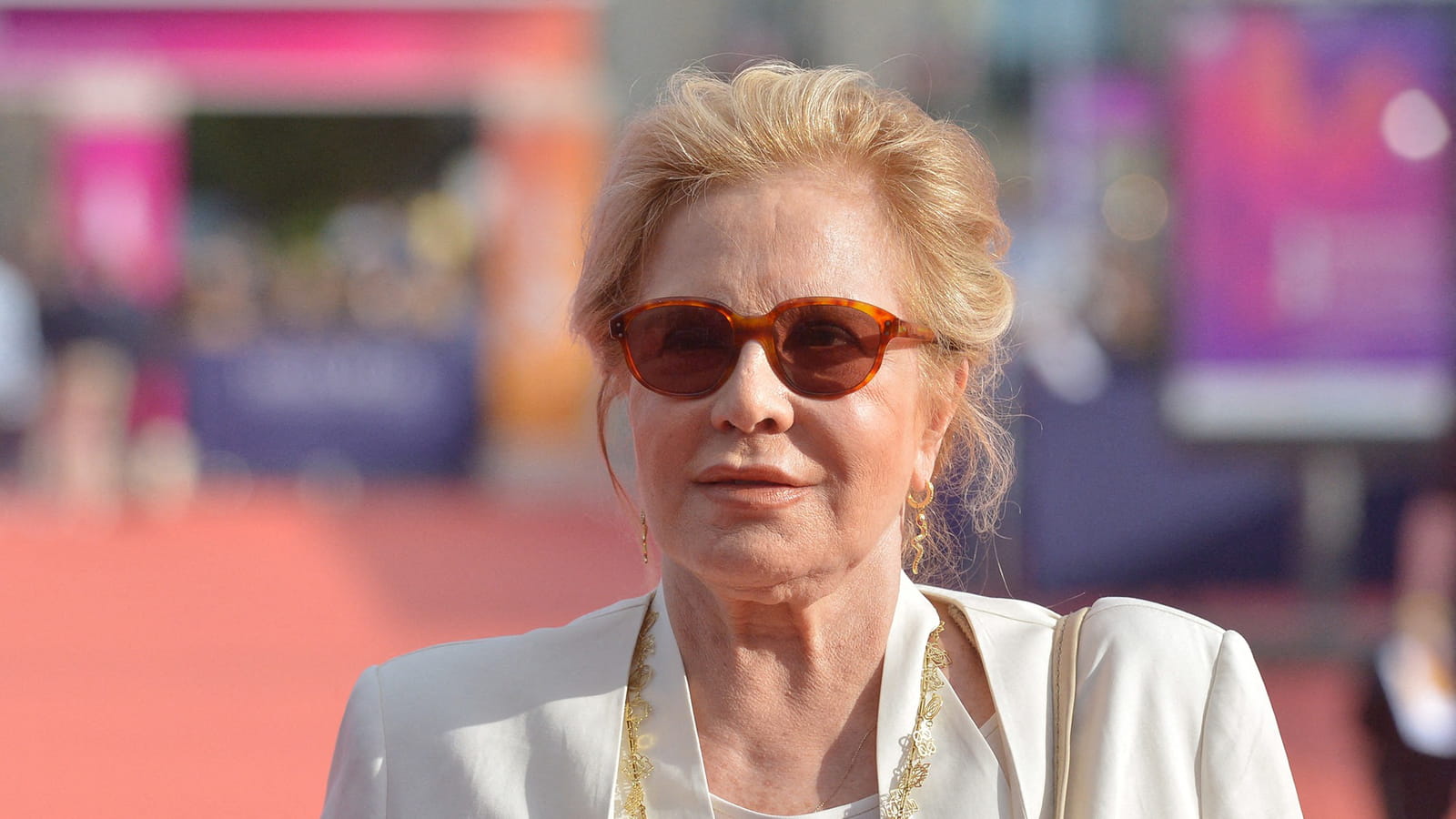 Sylvie Vartan et son chignon de soirée