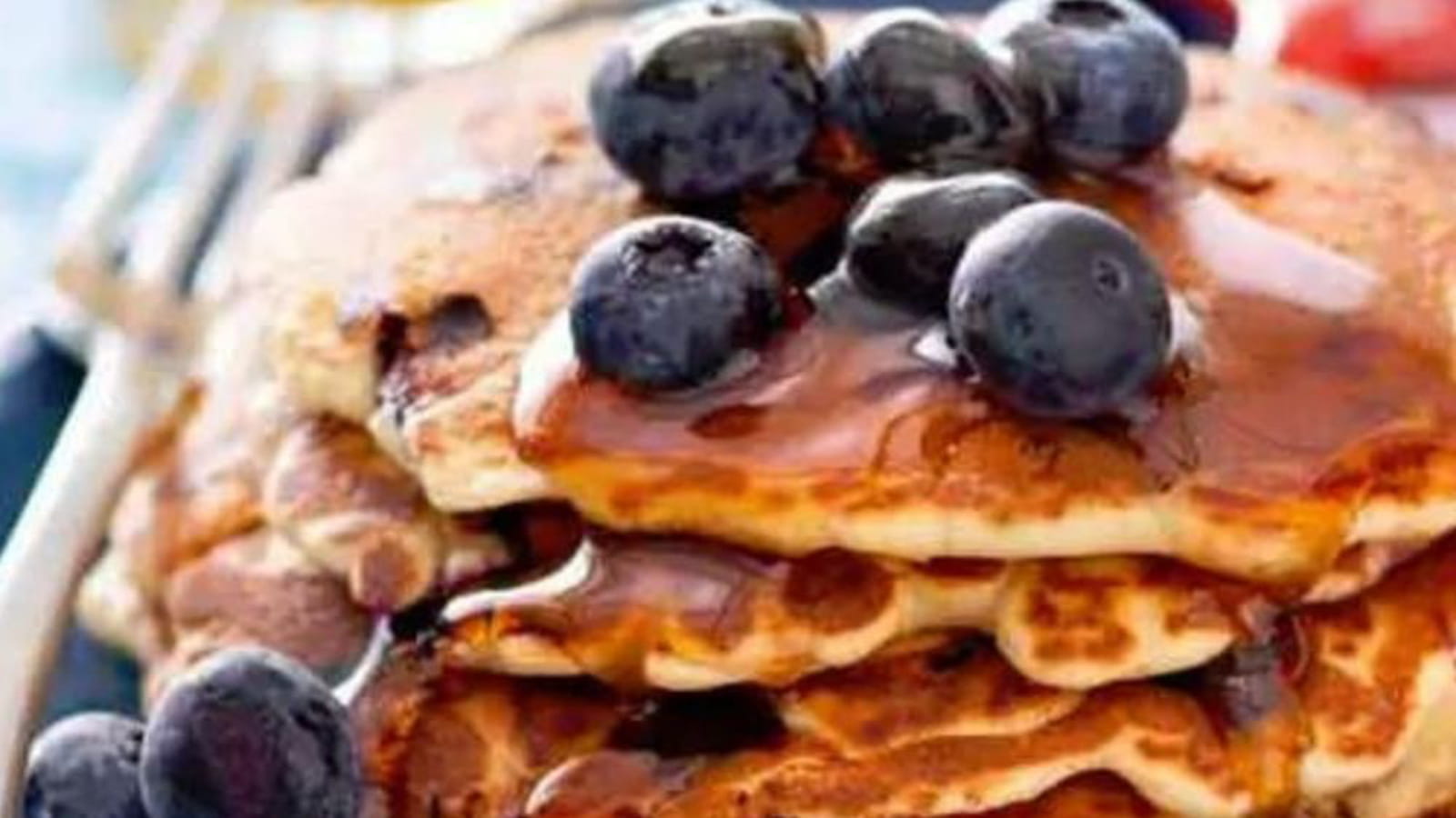 Pancakes aux myrtilles et sirop d’érable