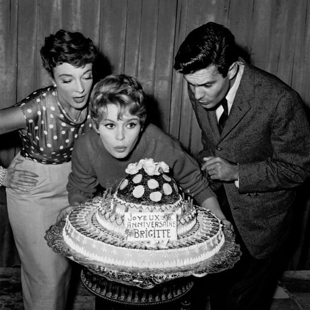 Au 22e anniversaire de Brigitte Bardot avec Louis Jourdan, en 1956