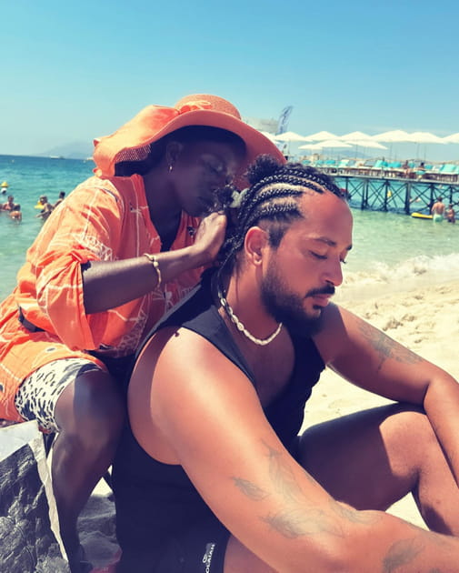 Slimane se faire tresser les cheveux &agrave; la plage
