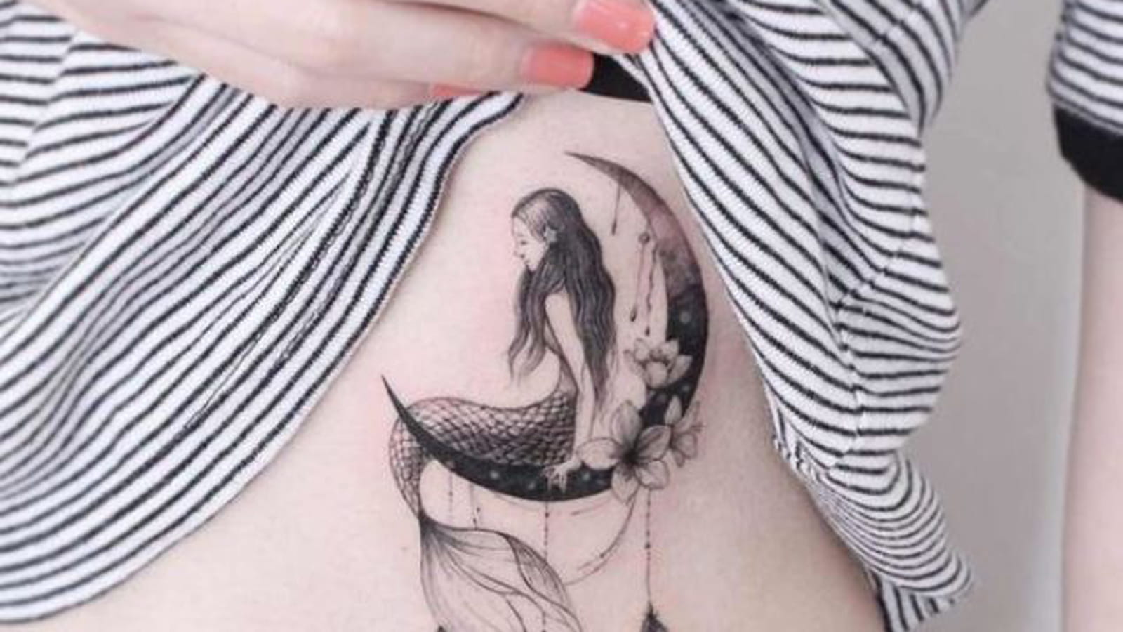 Lune et sirène sur les côtes