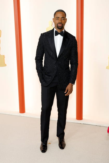Jay Ellis en costume noir et nœud papillon Fendi