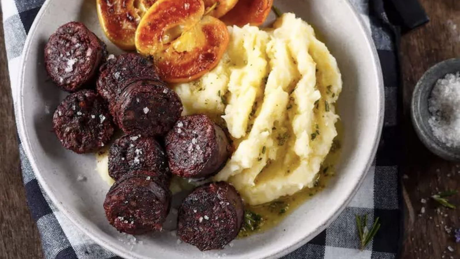 Boudin noir aux pommes accompagné de ses deux purées panais et pomme de terre