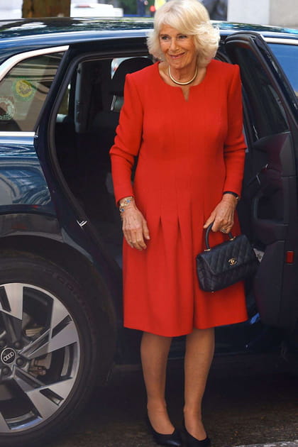 Camilla Parker-Bowles en robe midi rouge et sac à main noir Chanel