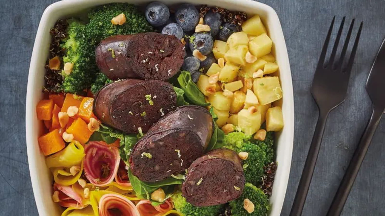 Salade bowl de boudin noir aux oignons