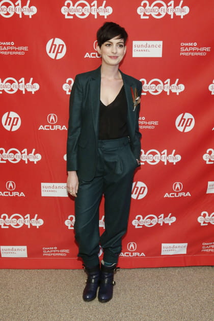 Anne Hathaway en costume gris anthracite