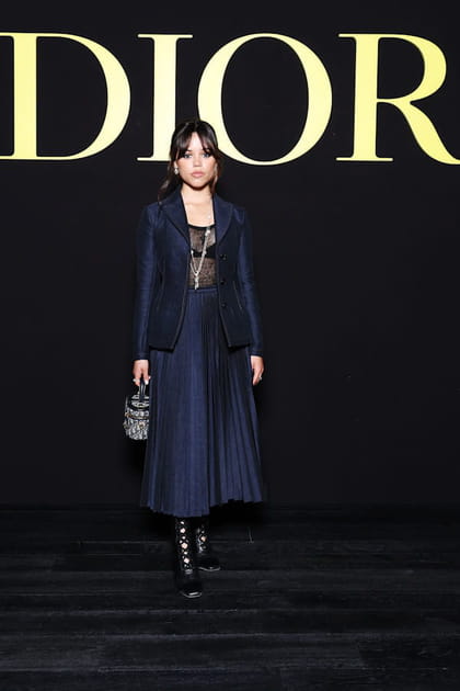 Jenna Ortega en jupe et veste bleu nuit au défilé Dior printemps-été 2024