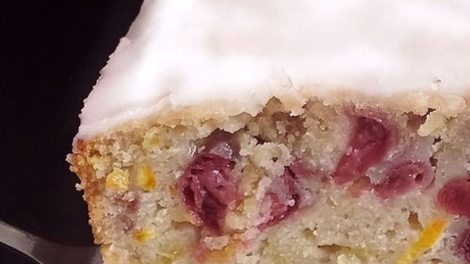 Cake aux deux agrumes et à la cerise et son glaçage à la fleur d'oranger