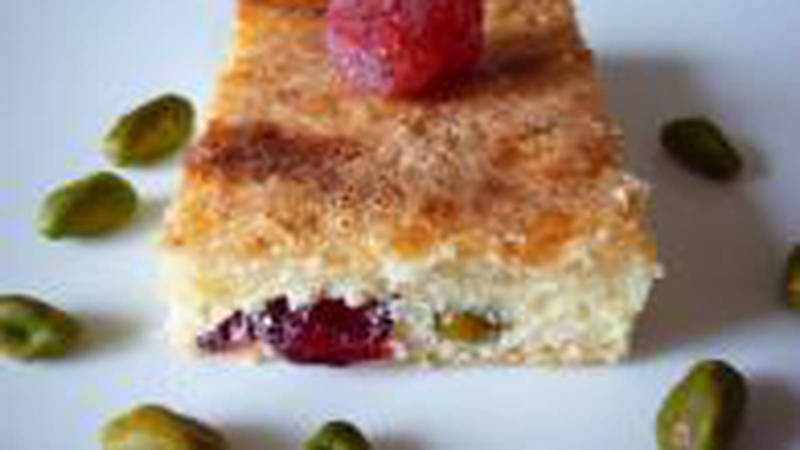 Carrés citronnés aux pistaches et aux fraises confites