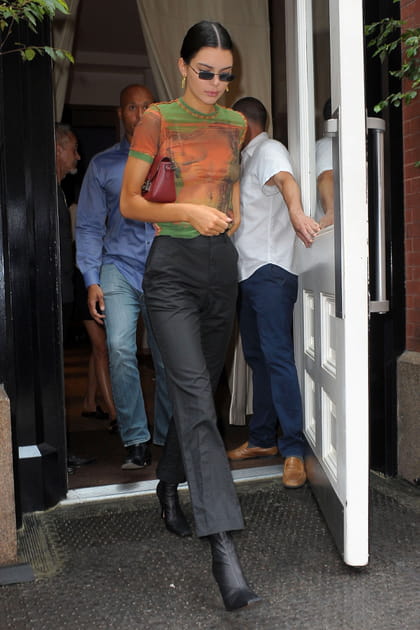 Kendall Jenner en T-shirt tie and dye et pantalon noir