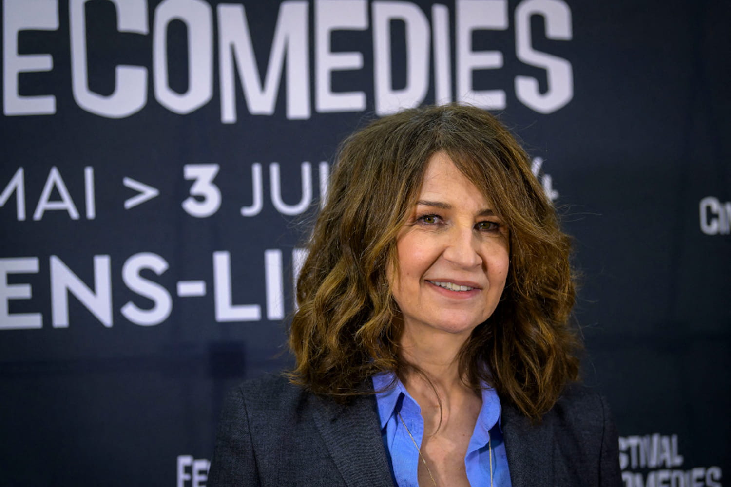 At 61, Valérie Lemercier dares the mini Bandana skirt of the summer in a hilarious parody video of Lena situations