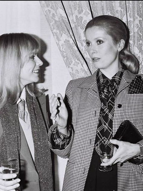 Catherine Deneuve en veste longue à carreaux