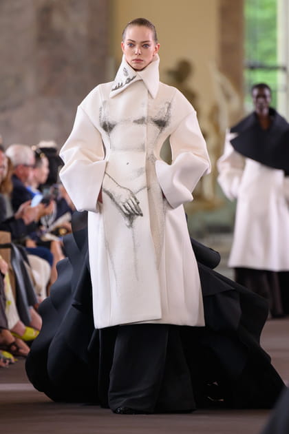 Look 2&nbsp;du d&eacute;fil&eacute; Schiaparelli haute couture automne-hiver 2023-2024