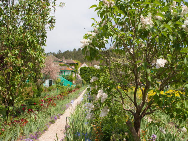 Une all&eacute;e de jardin cr&eacute;&eacute;e par Claude Monet
