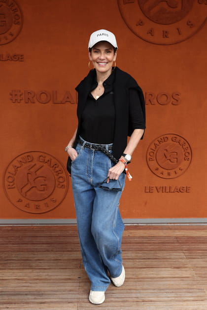 Cristina Cordula en baggy et casquette blanche