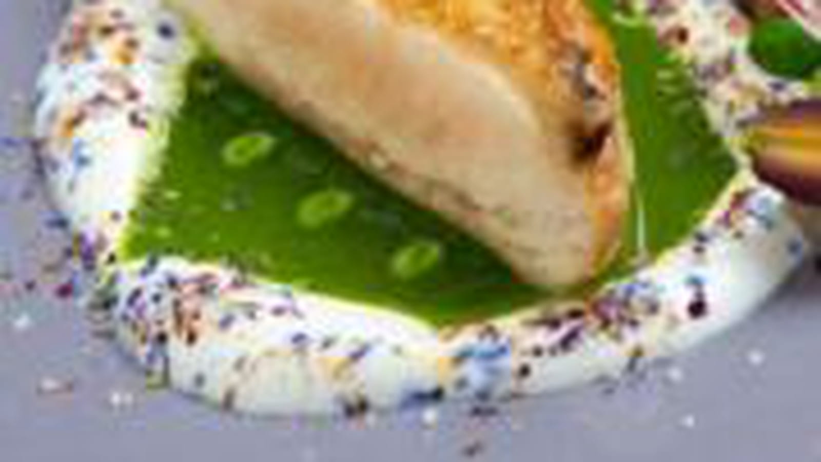Poulet fermier, ricotta et bouillon iodé au persil