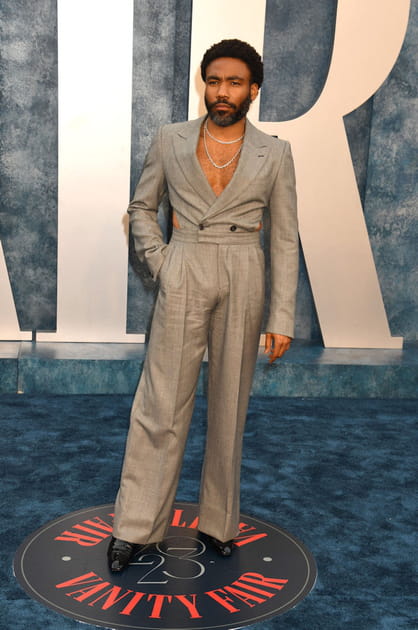 Donald Glover en combipantalon grise Alexander McQueen