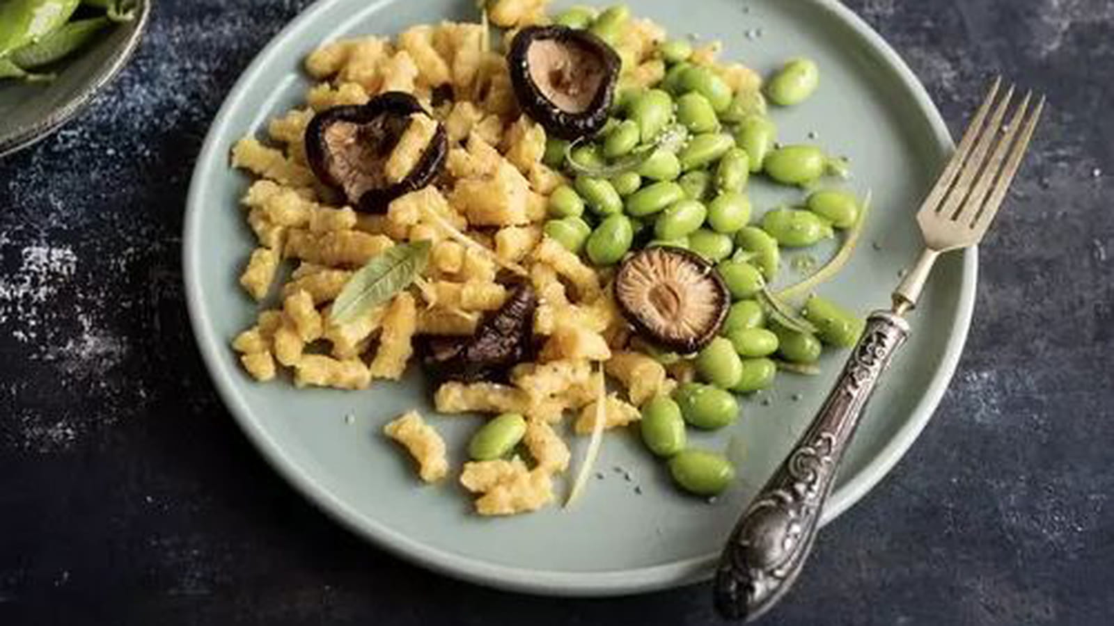 Passatelli de parmesan accompagné d’edamame et de champignons Shiitake