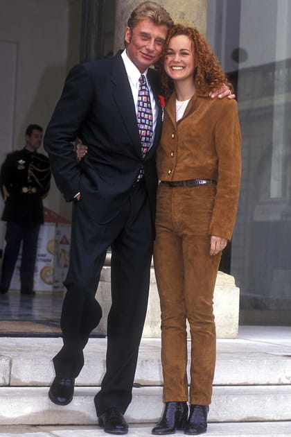 Læticia Hallyday en combinaison en daim marron et ceinture fine noire